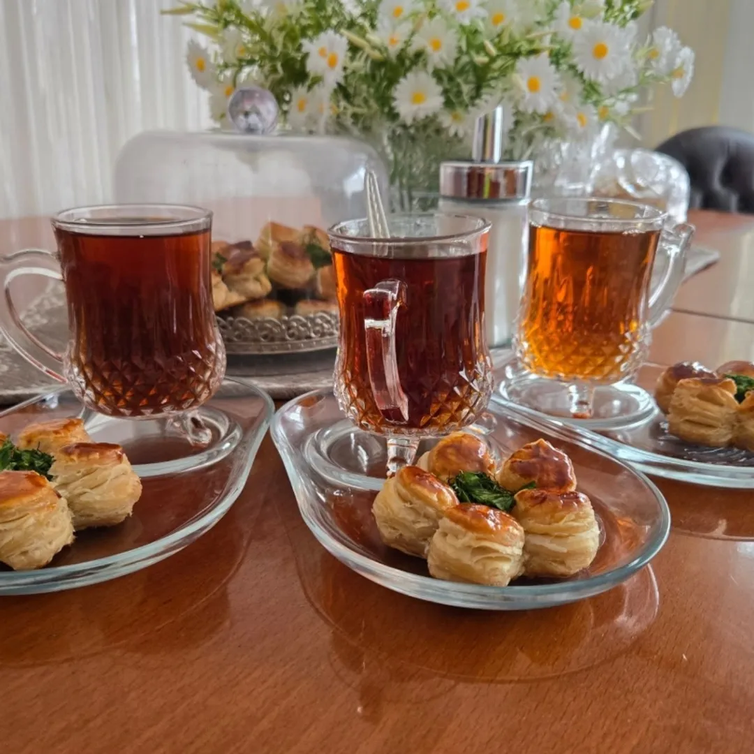 Çay eşliğinde ev yapımı poğaçalar